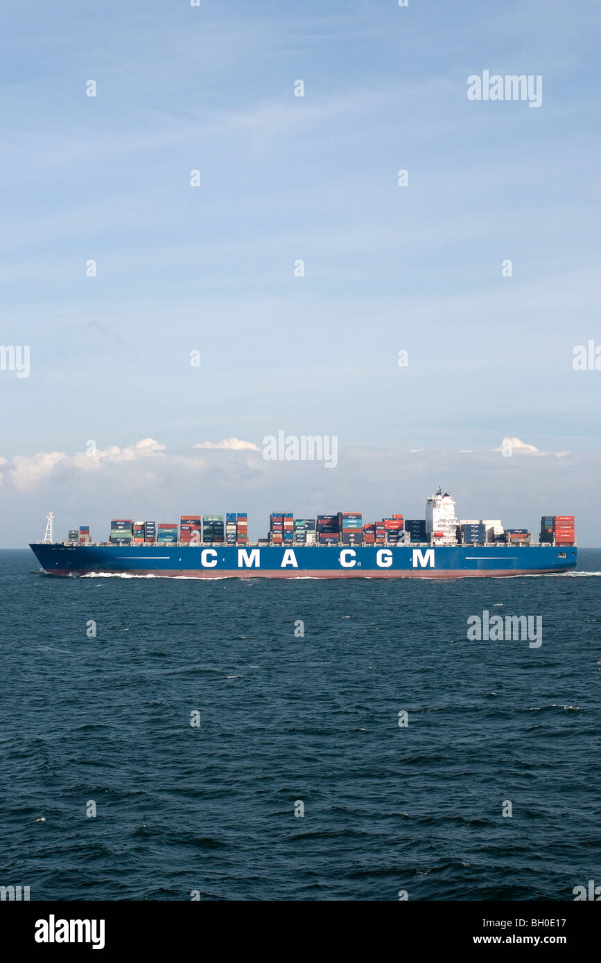 Un navire porte-conteneurs de CMA CGM. Banque D'Images