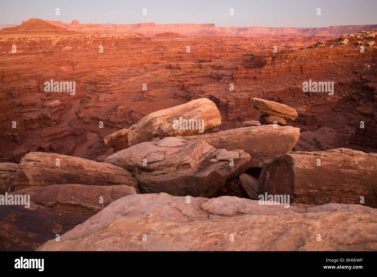 Le long de la Rim Trail blanc de l'île, dans le ciel, District Canyonlands National Park, près de Moab, Utah. Banque D'Images