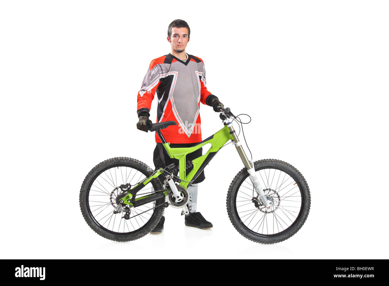 Biker avec un vélo de montagne isolé sur fond blanc Banque D'Images