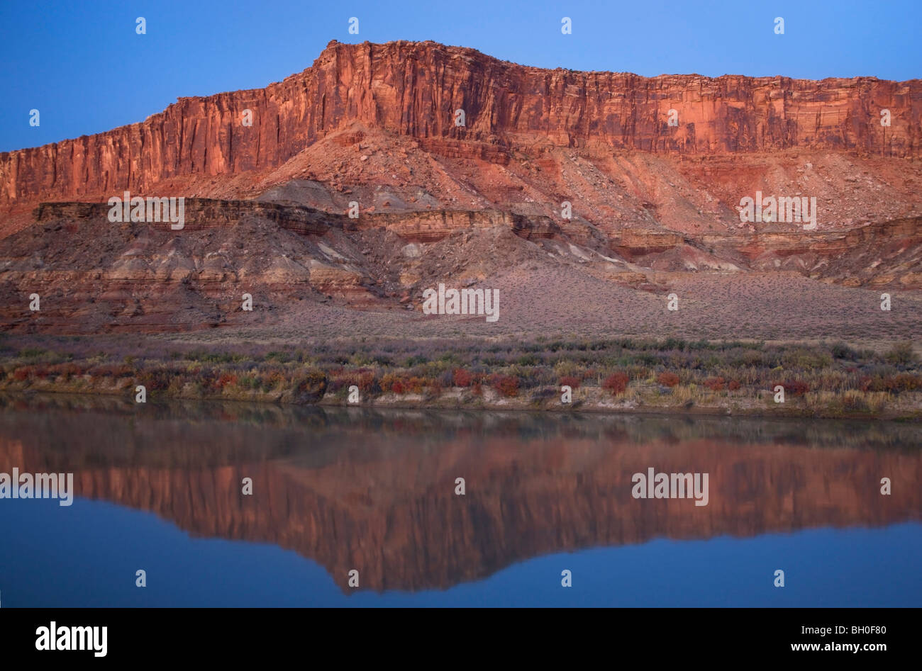 La Green River au labyrinthe, le long de la Rim Trail blanc de l'île, dans le ciel, District Canyonlands National Park, près de Moa Banque D'Images