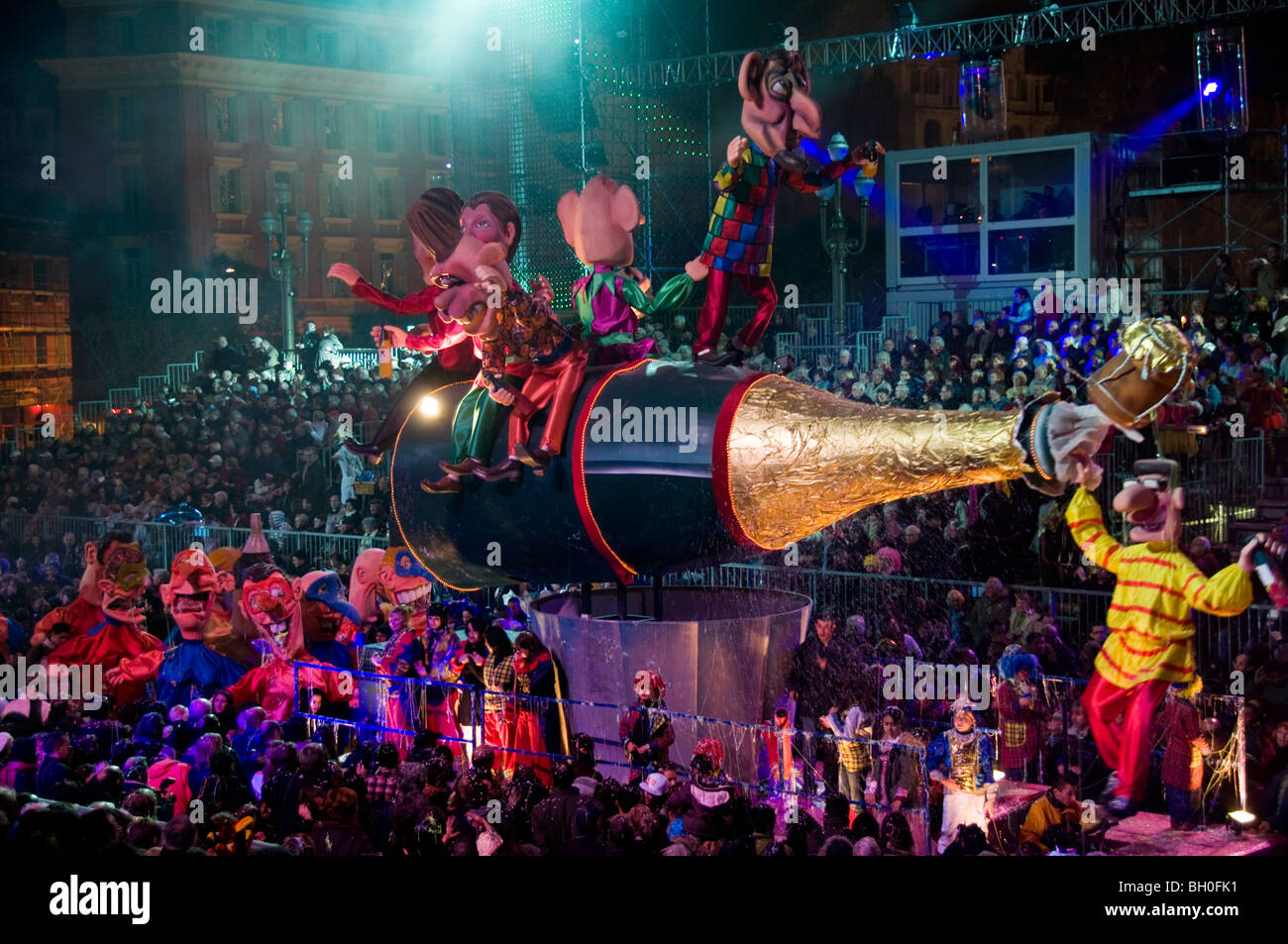 Nice, France, événements publics, défilé de carnaval, Une foule fête la nuit, chars, bouteille de Champagne Banque D'Images