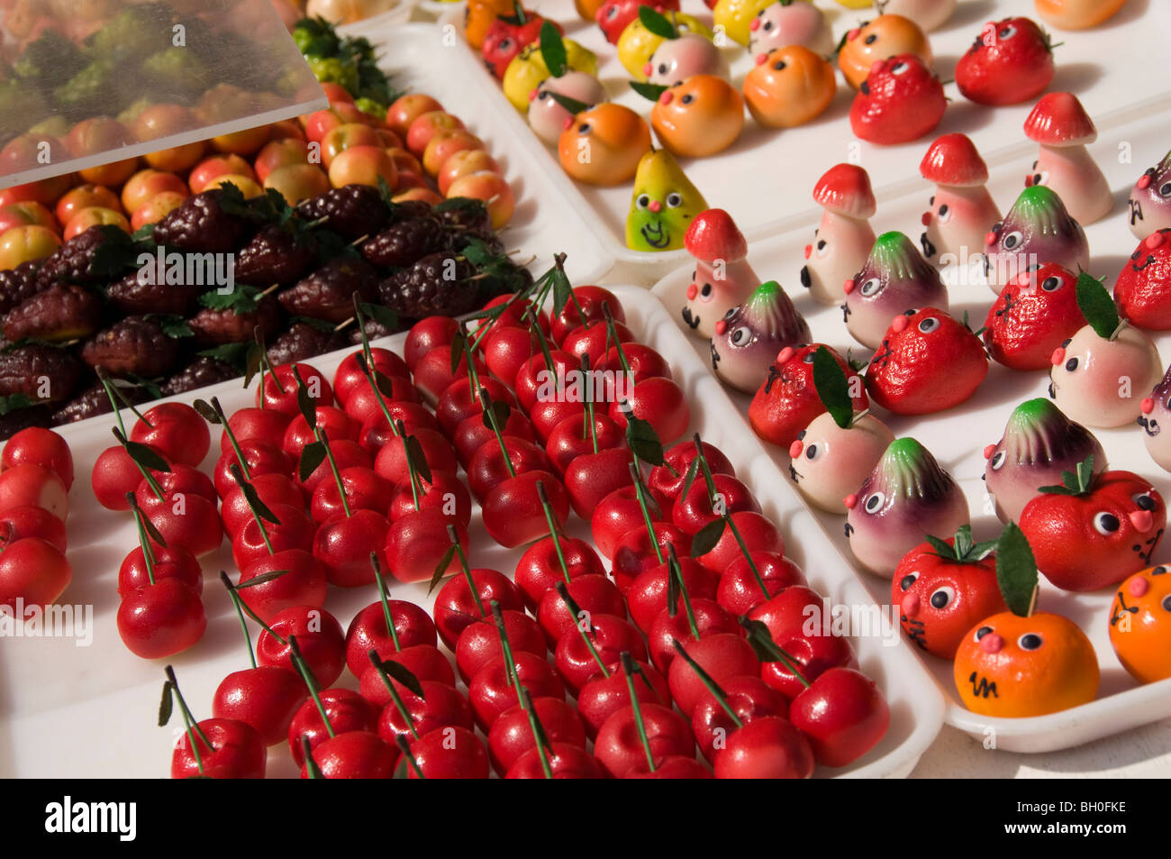 Nice, France, en français sur le marché des produits alimentaires de la province de trottoir, Bonbons colorés Banque D'Images