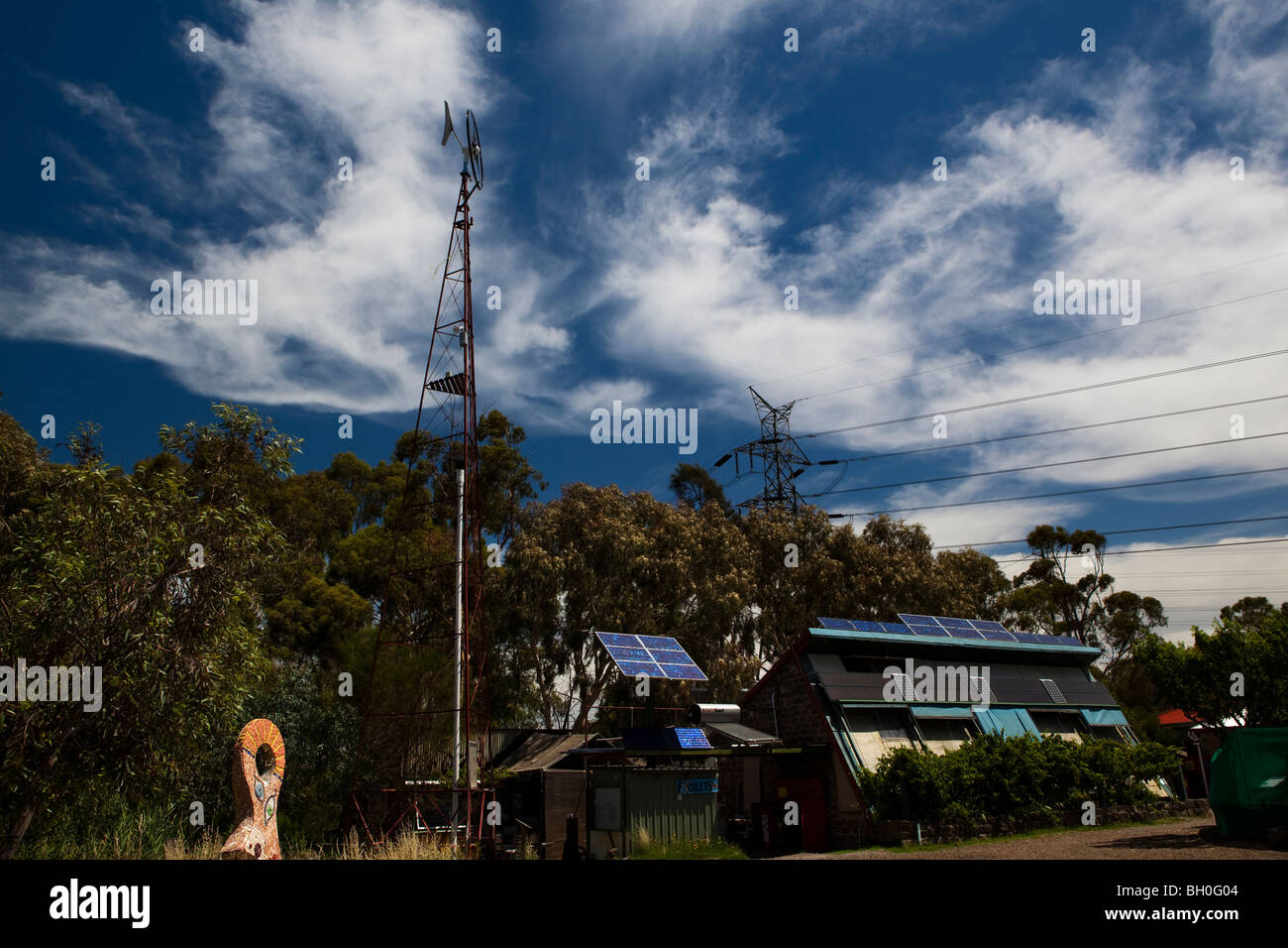Moulin à vent et les panneaux solaires à côté des lignes de transport d'électricité à CERES Centre d'éducation et la recherche sur les stratégies, Melbourne Banque D'Images