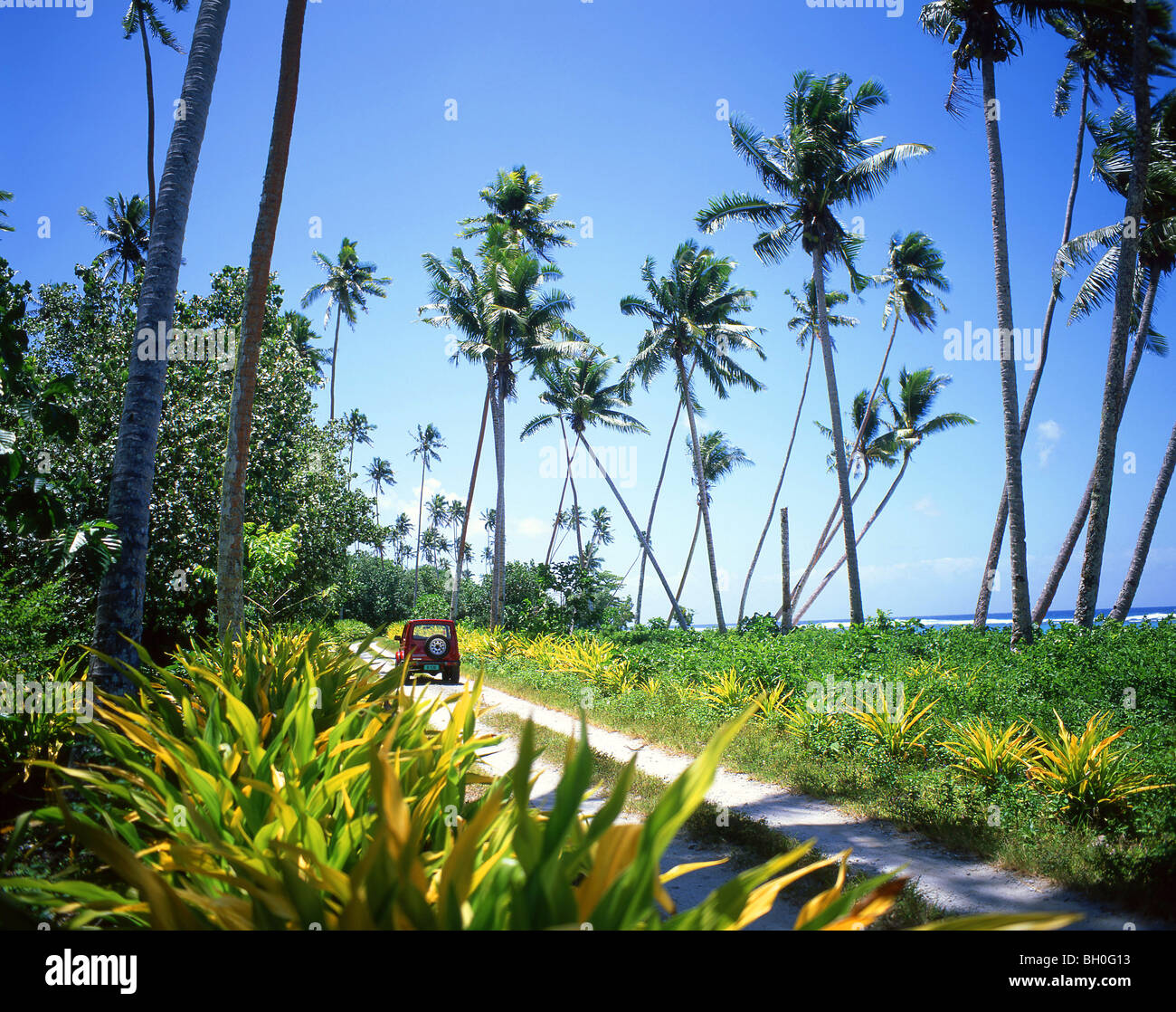 Jeep sur la voie, plage de la côte ouest, l'île d'Upolu, Samoa Banque D'Images