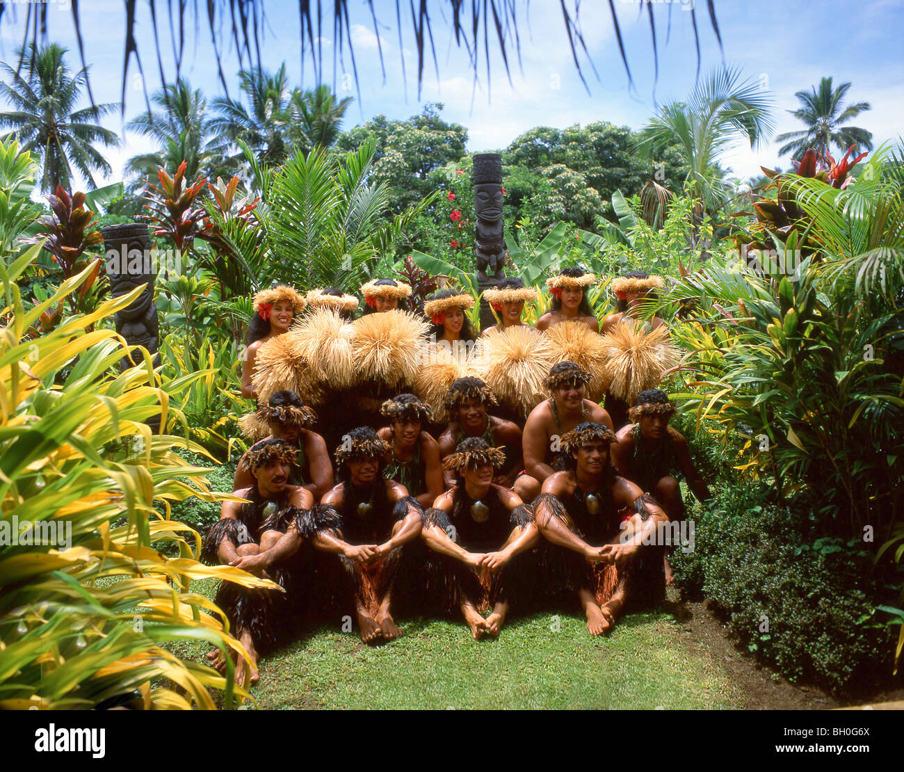 Troupe de danse polynésienne dans les jardins, Rarotonga, Îles Cook, Océan Paciic Sud Banque D'Images