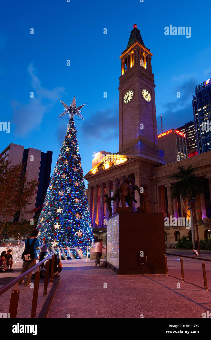 Arbre de Noël à l'énergie solaire au King George Square de Brisbane, Australie Banque D'Images