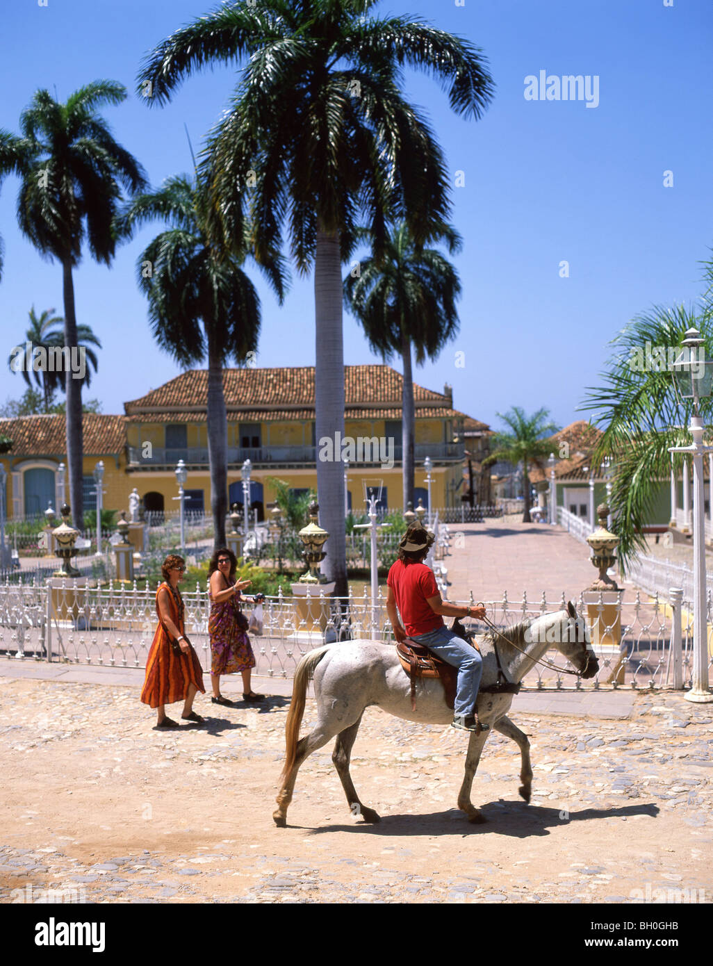 Man riding horse par Plaza Marti, Trinidad, Sancti Spiritus, République de Cuba Banque D'Images