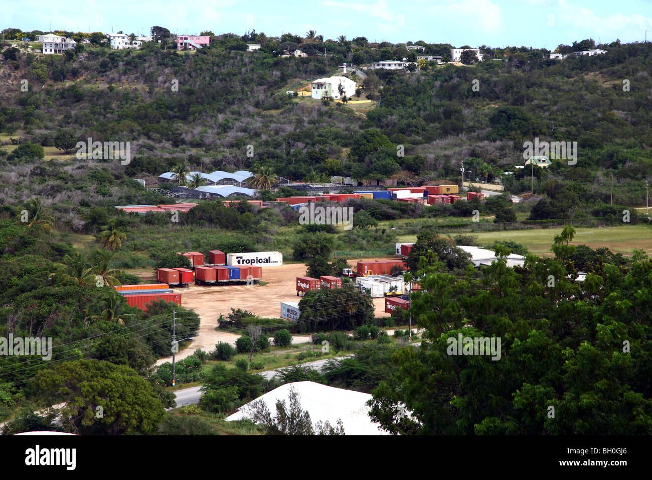 Vue éloignée sur les conteneurs de fret près de Sandy Ground, Anguilla Banque D'Images