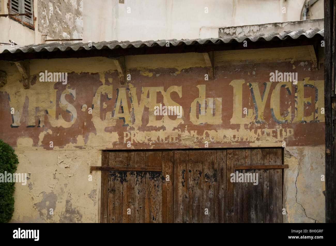 Nice, France, Vieux mur peint, bâtiment abandonné, façade, panneau vieux magasin français, détail vintage, belle vieille ville Banque D'Images