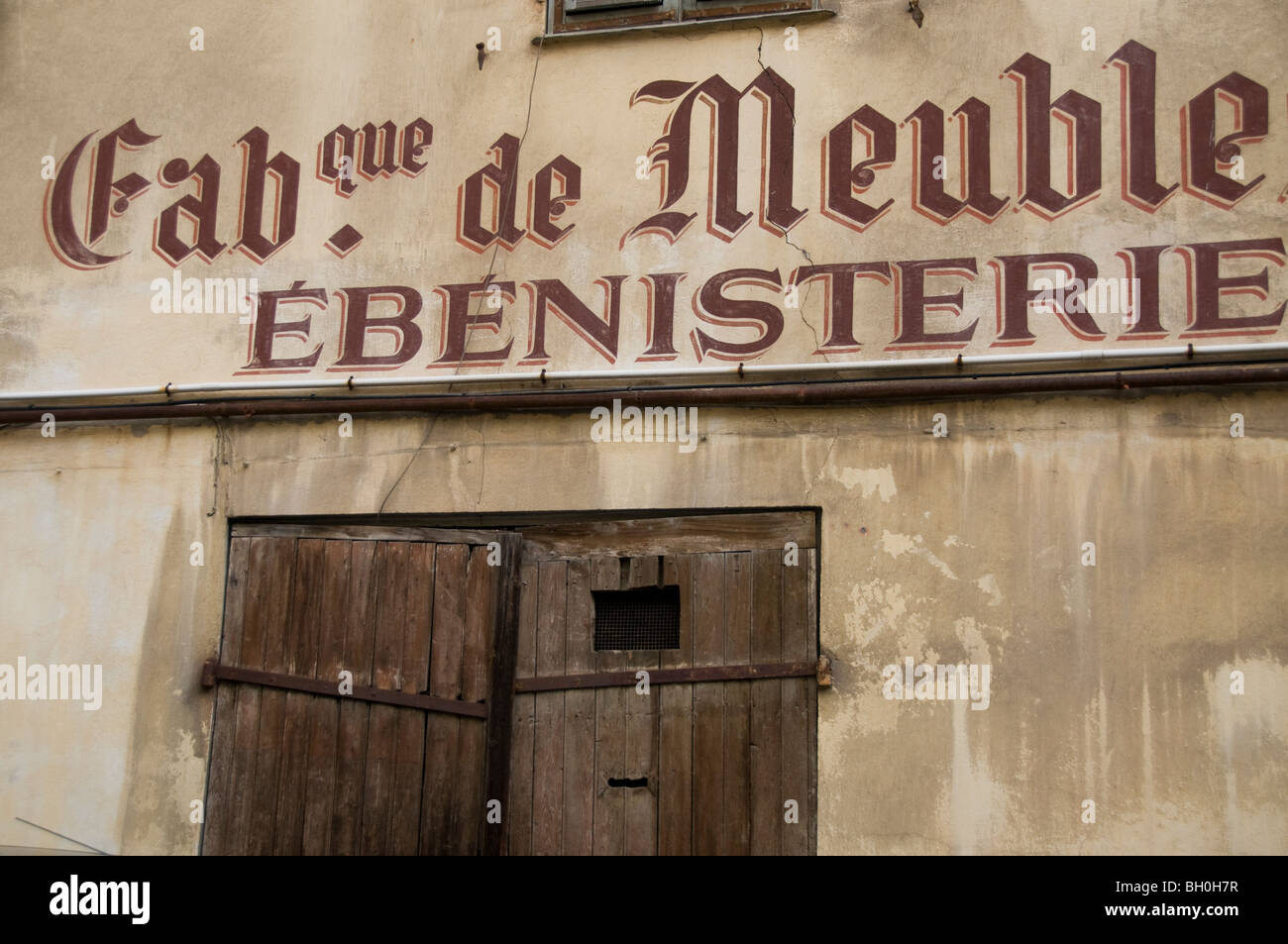 Nice, France, gros plan, détail, Vieux mur peint, bâtiment abandonné, façade, façade avant du magasin d'enseignes françaises Vintage, Nice vieille ville Banque D'Images