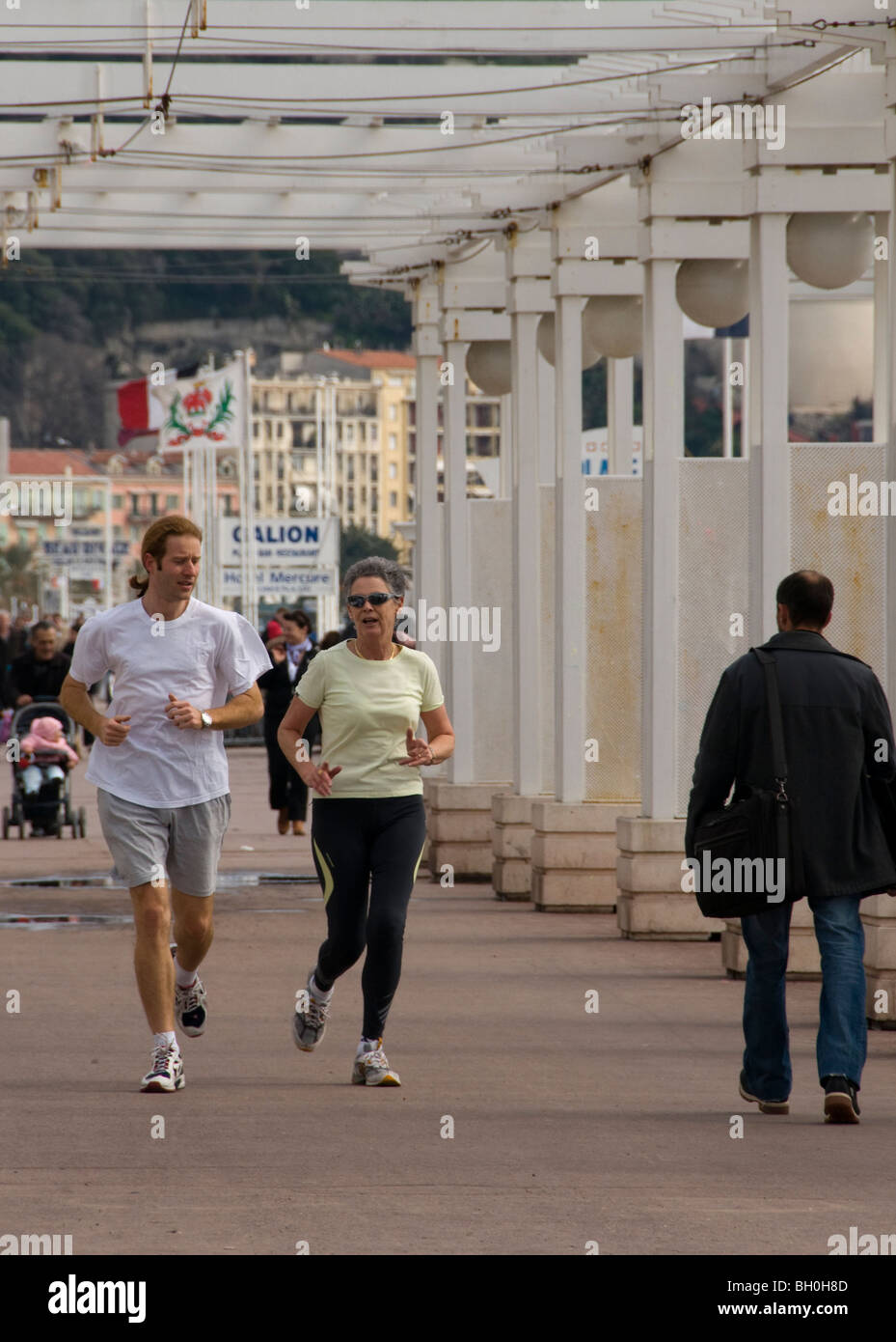 Nice, France, Street Scene, couple courant en ville, Promenade des Anglais, Sud france couple Street Banque D'Images