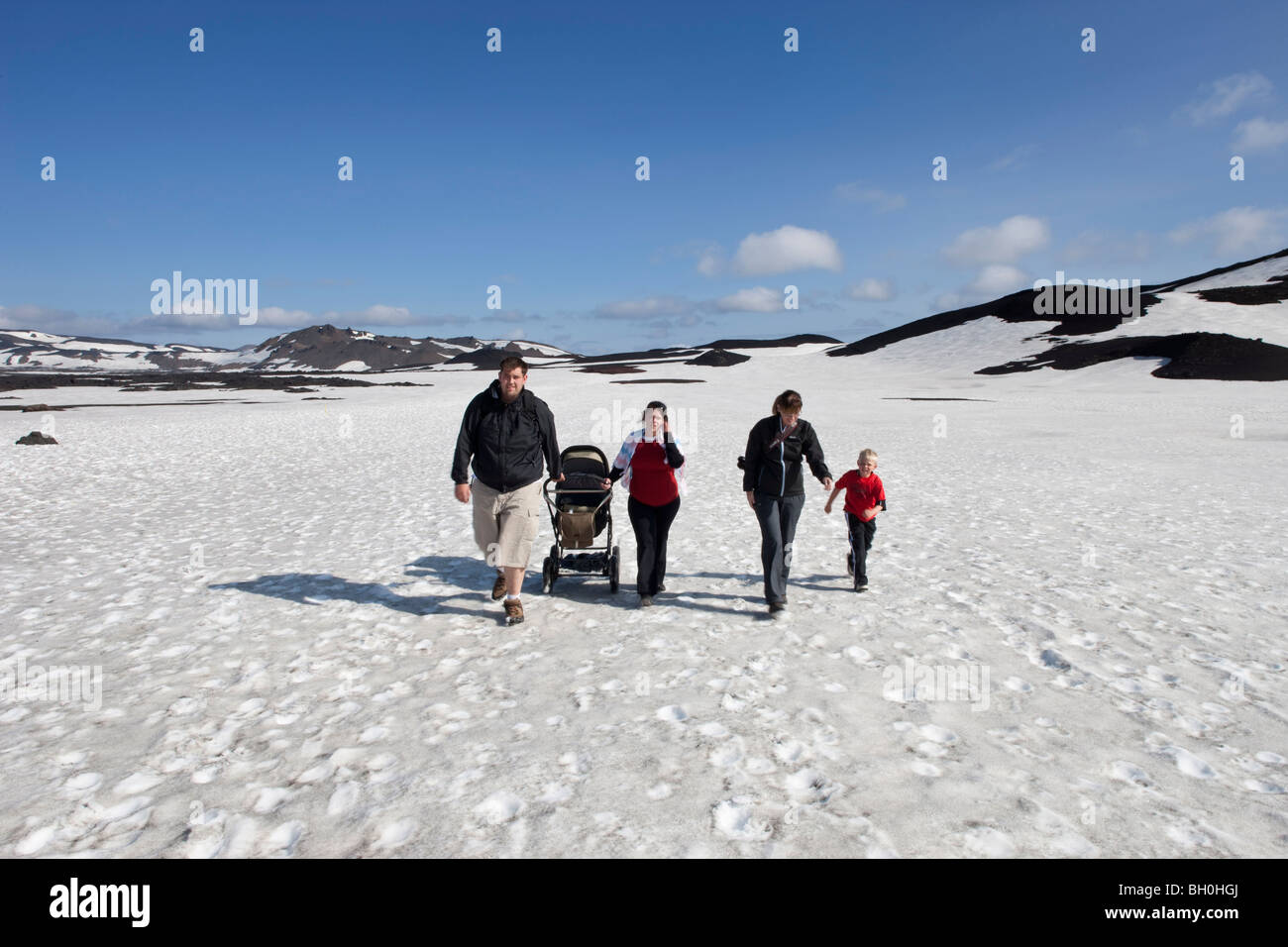 Les touristes marcher dans la neige en Askja, hautes terres d'Islande Banque D'Images