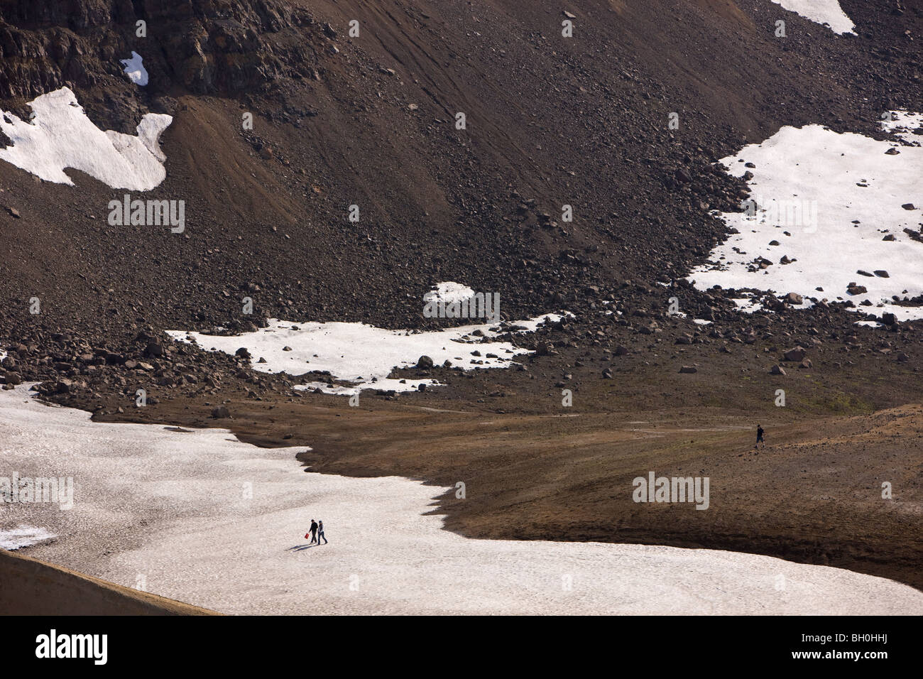 Les touristes en marche la neige fondante près de Viti, hautes terres d'Islande Banque D'Images
