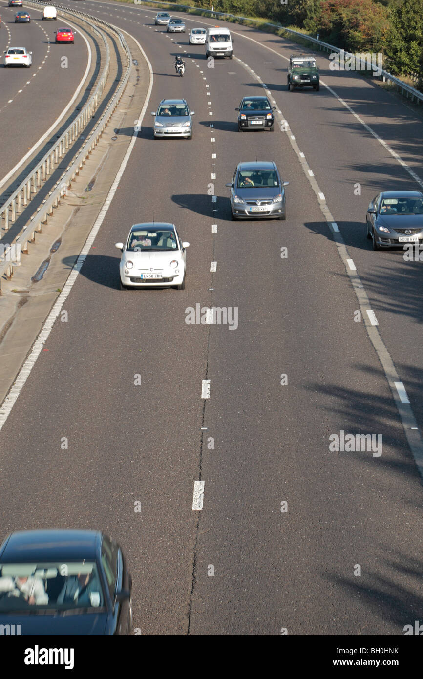 Véhicules sur l'autoroute M3 entre la sortie 2 et 3, (B383 Burrowhill, Surrey). Banque D'Images