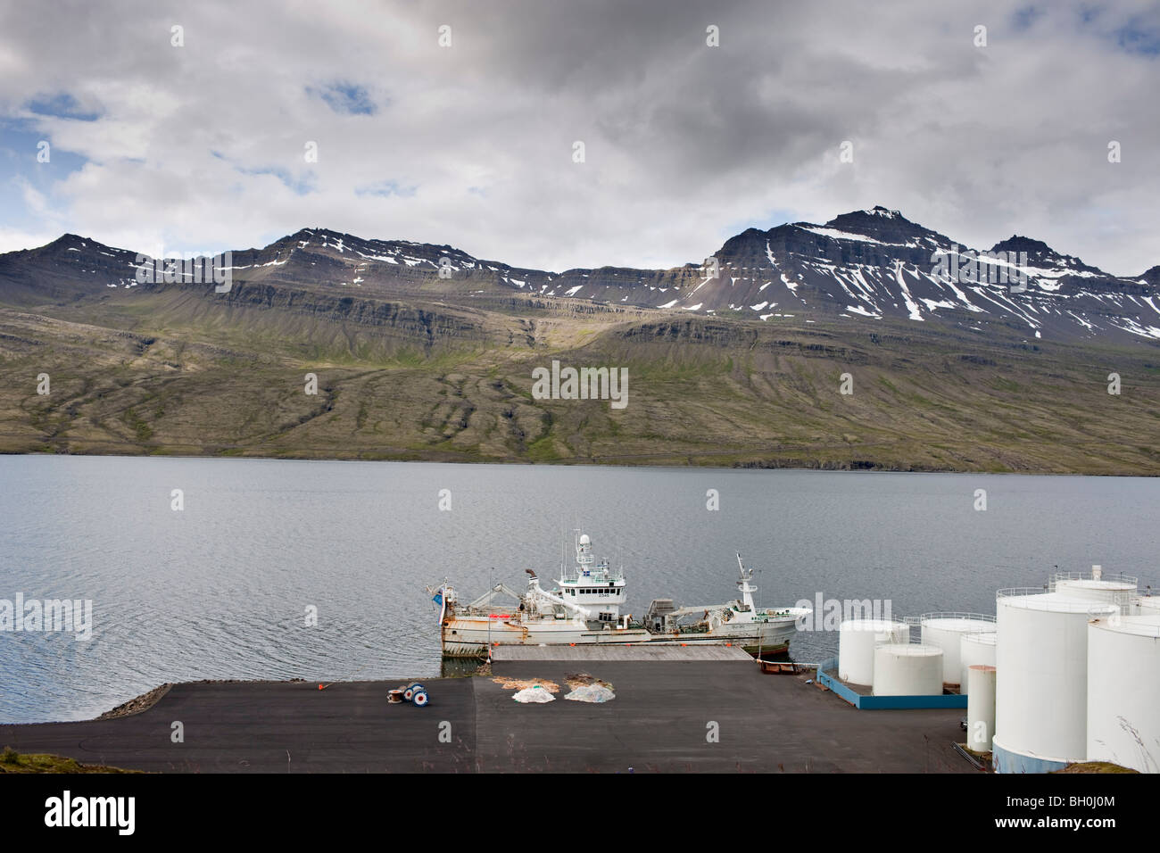 Bateaux dans le port de Faskrudsfjordur, côte est de l'Islande Banque D'Images
