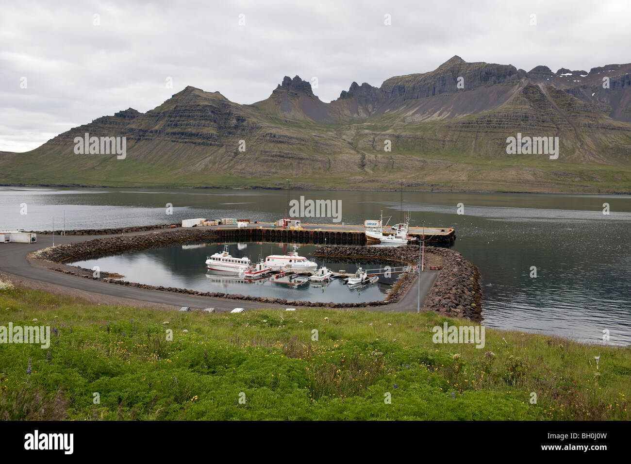 Bateaux dans le port de Stodvarfjordur, côte est de l'Islande - Banque D'Images