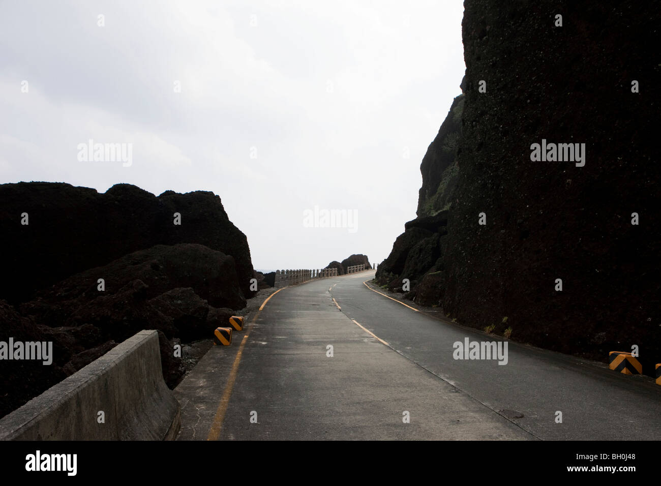 Route de la côte entre les roches de lave sur l'île Green, le comté de Taitung, Taïwan, l'Asie Banque D'Images