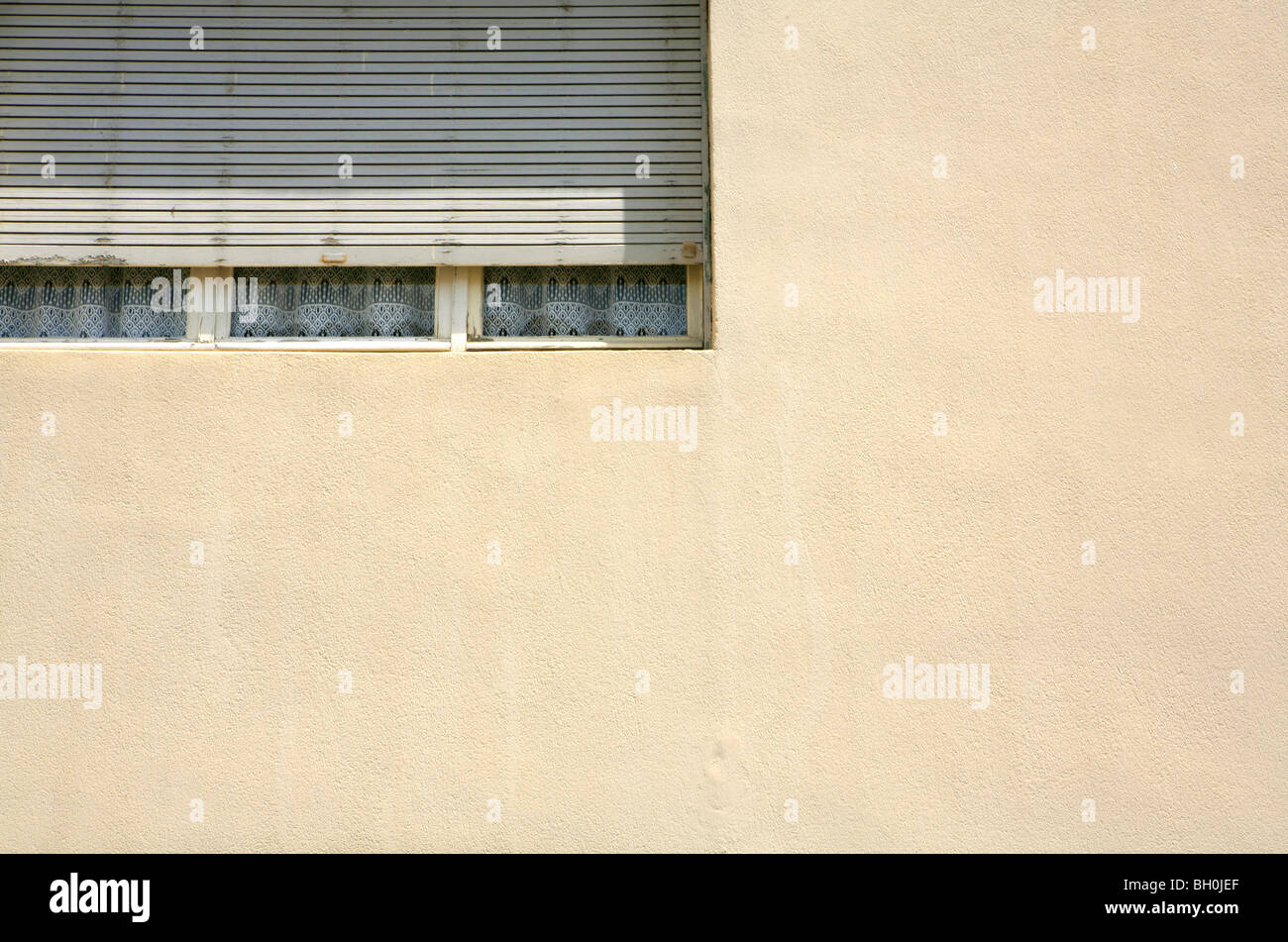 Derrière le rideau de l'obturateur fermé près d'une maison d'habitation, Arles, France, Europe Banque D'Images
