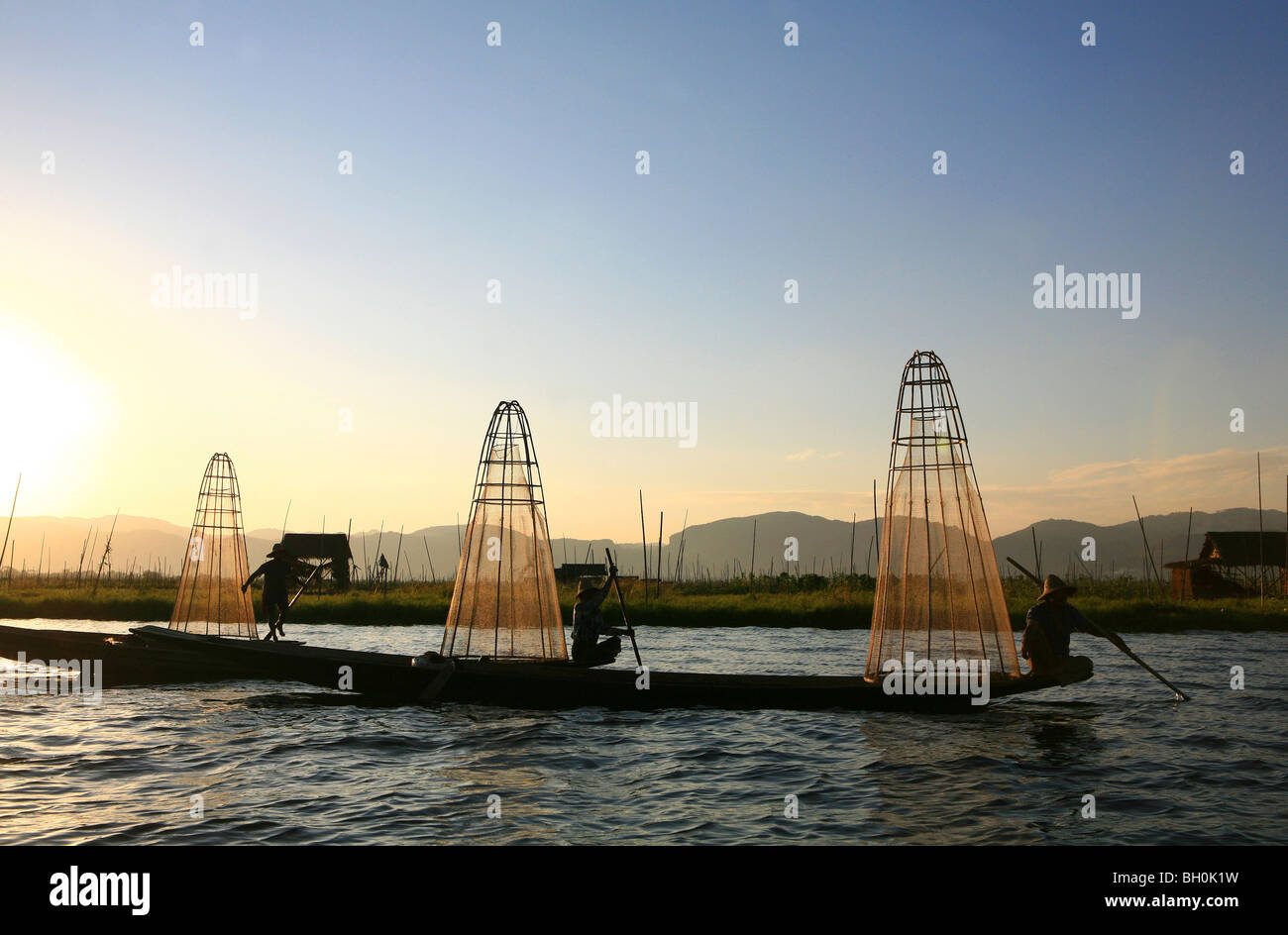 Les pêcheurs avec des pièges à poisson ethnie Intha dans la lumière du soir, au Lac Inle, l'État de Shan, Myanmar, Birmanie, Asie Banque D'Images