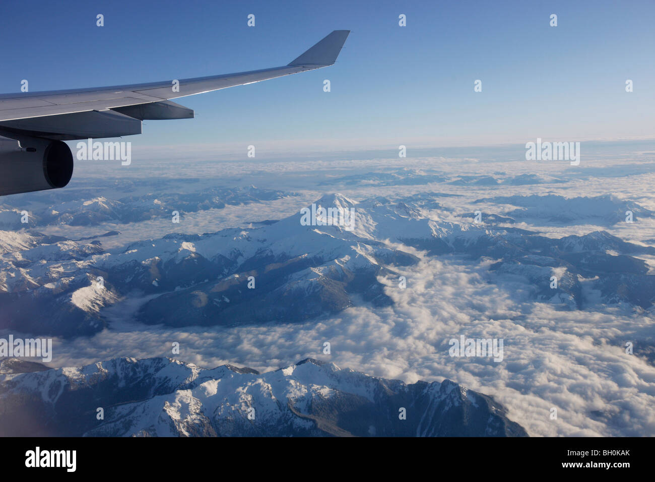 Vue à travers la fenêtre de l'avion au-dessus des montagnes Rocheuses, l'Oregon, USA Banque D'Images