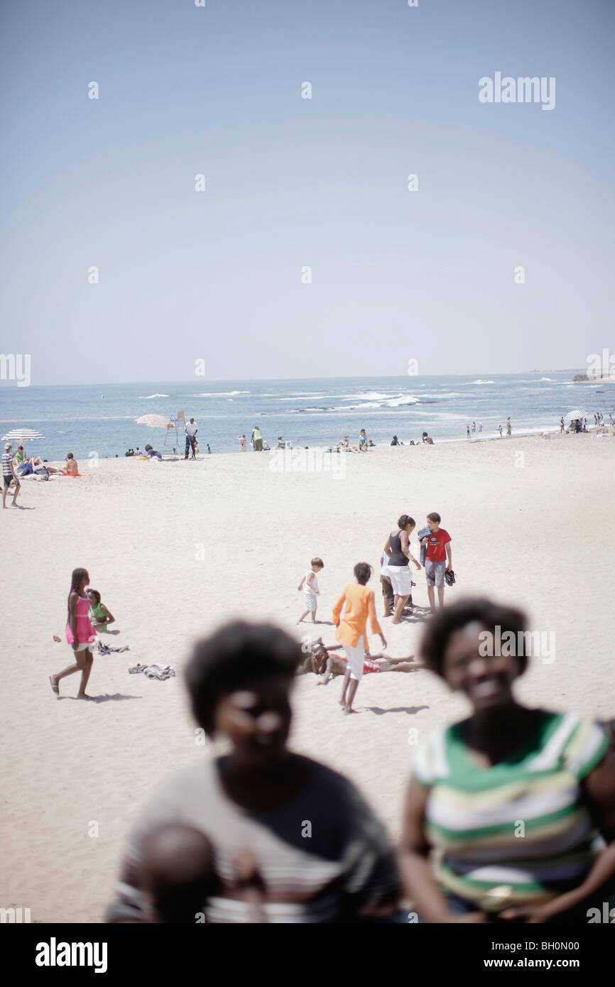 Les gens sur la plage, Palm Beach, Swakopmund, Namibie, Afrique Banque D'Images