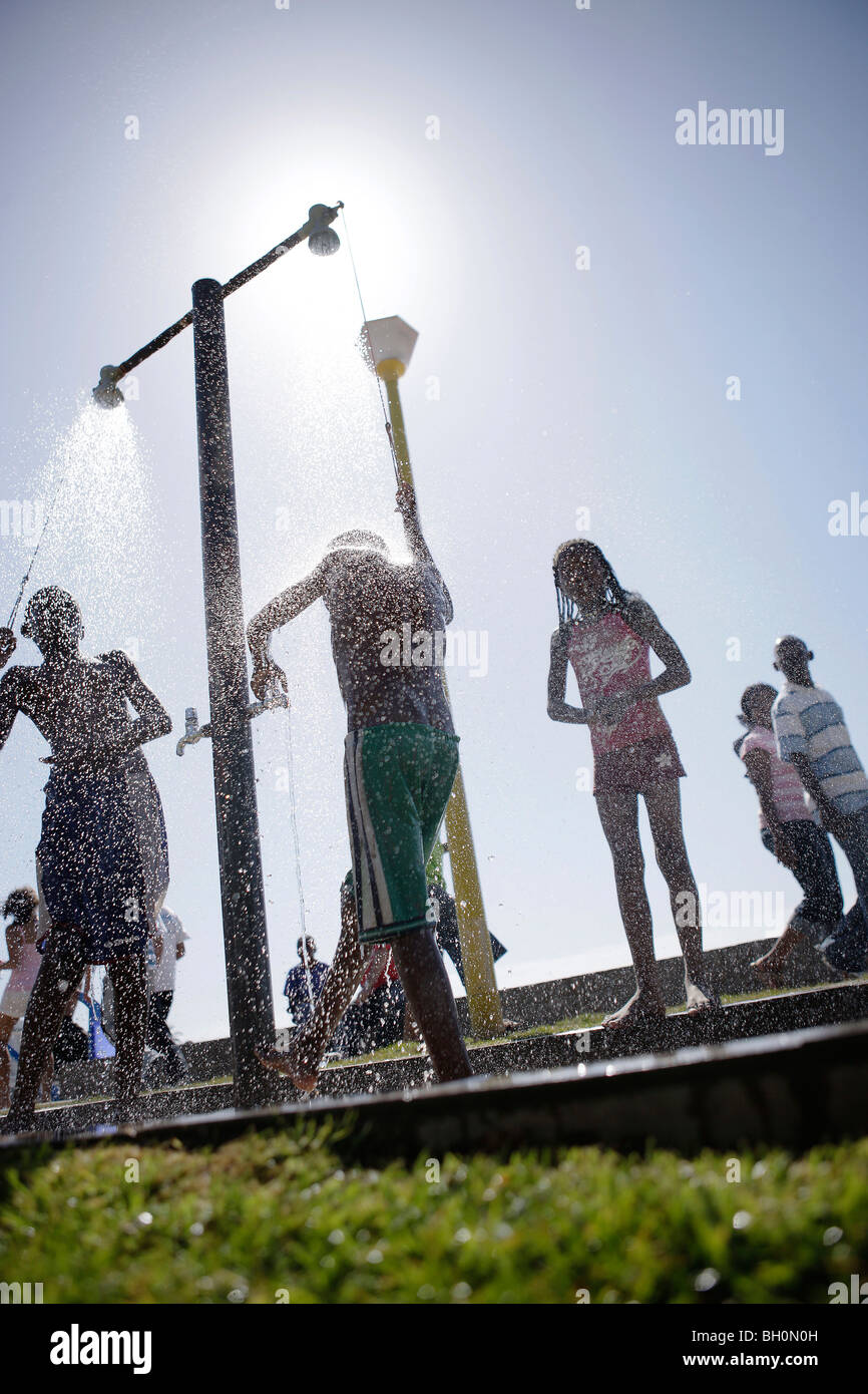 La douche à la plage, les gens de la ville de Swakopmund, Namibie, Afrique Banque D'Images