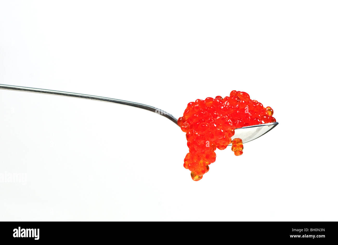 Une cuillère de caviar avec trop-plein, isolé dans l'arrière-plan blanc Banque D'Images