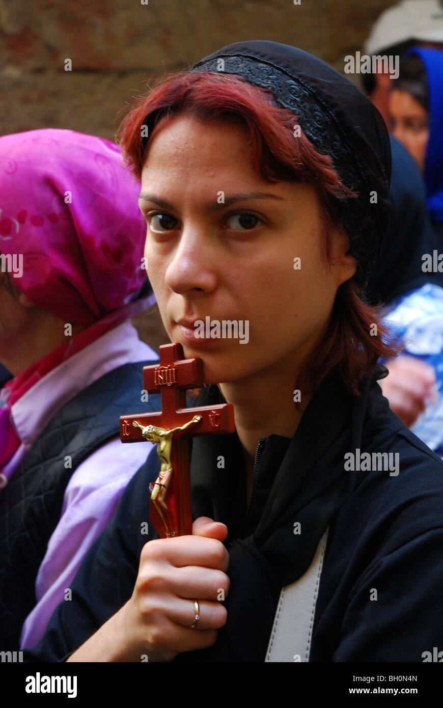 Israël, Jérusalem la Via Dolorosa Procession, Vendredi saint, Pâques 2007. Pèlerin femelle tenant un crucifix Banque D'Images