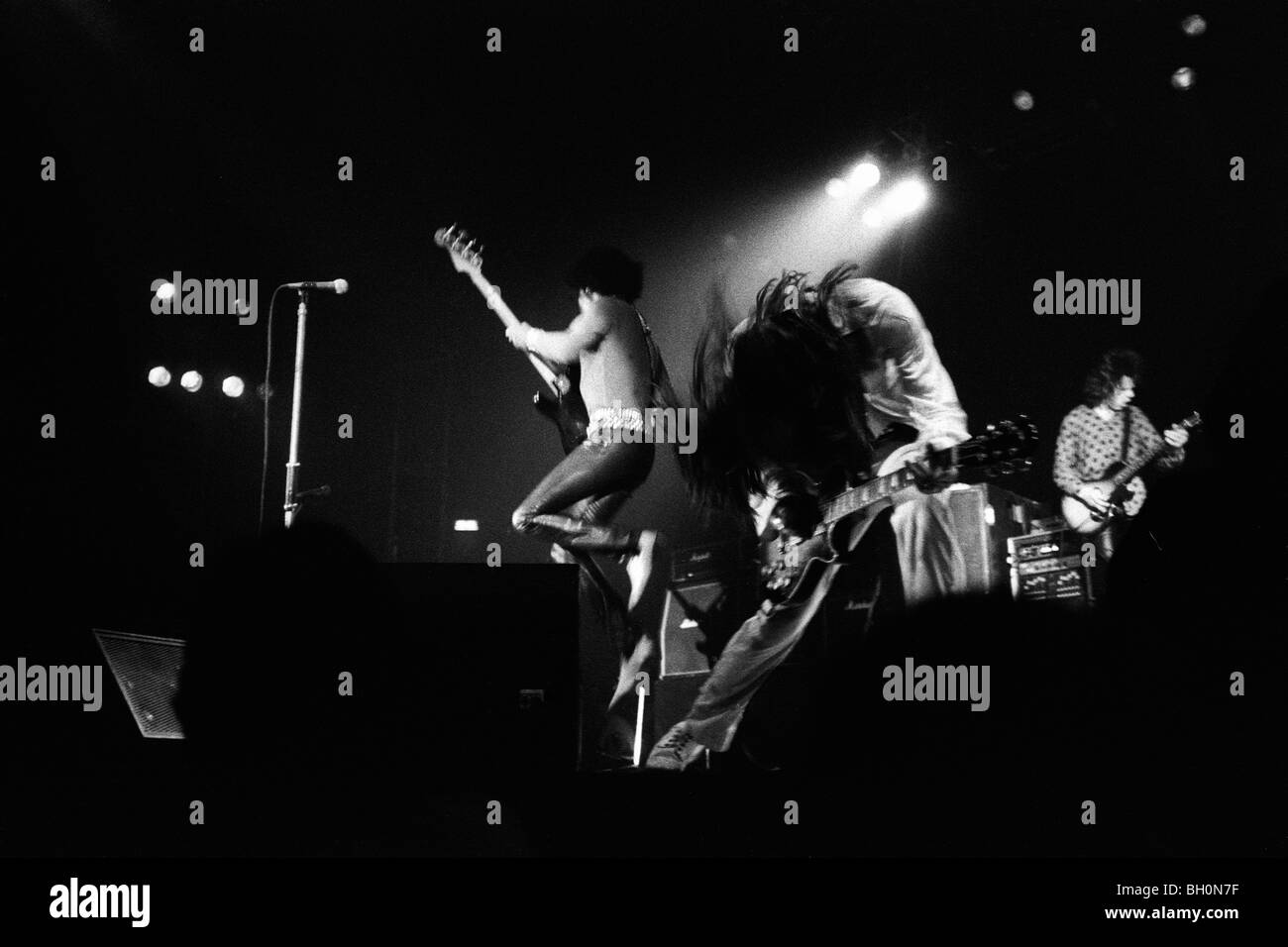 Groupe de rock irlandais Thin Lizzy avec Phil Lynott homme avant, Scott Gorham et Gary Moore sur la Tour Rose Noire en 1979 Banque D'Images