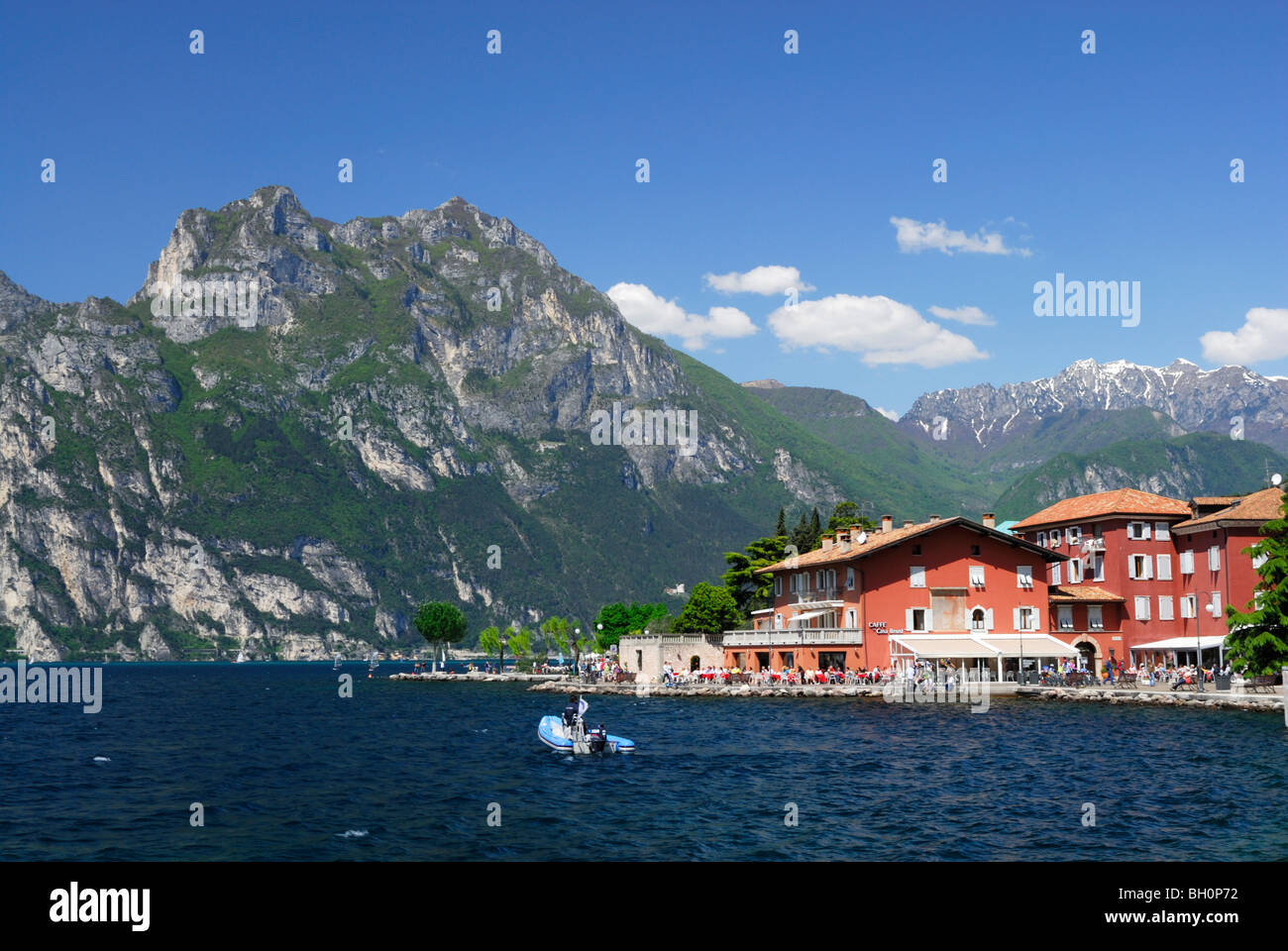 Vue sur le lac de Garde à pavement cafe à la promenade, Ferrare, Trentino-Alto Adige, Italie, Suedtirol Banque D'Images