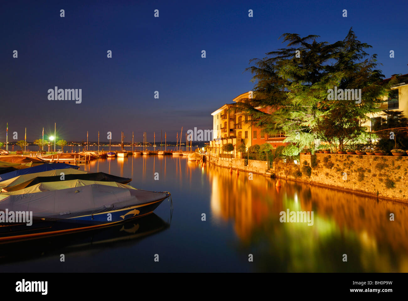 Port illuminé, Sirmione, lac de Garde, Lombardie, Italie Banque D'Images