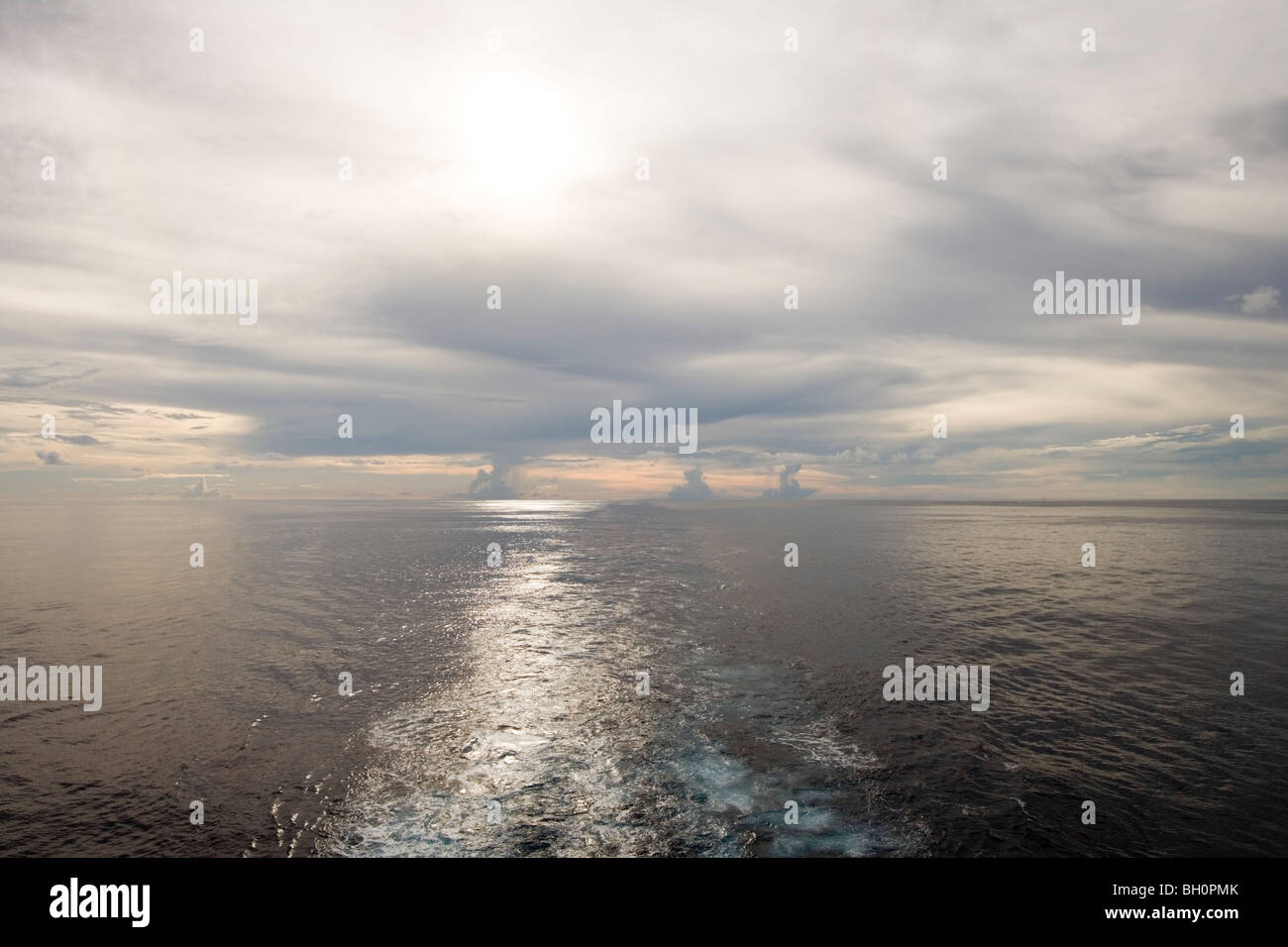 Au vue de lavage MV Columbus et nuages au-dessus de l'océan Pacifique Sud, l'Océanie, Banque D'Images