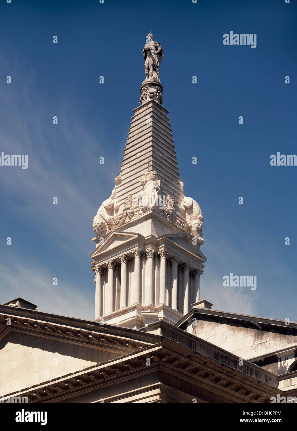 St George's Bloomsbury, Londres. Hawksmoor, tour et clocher à épaulement ziggurat, statues de la lutte contre les lions et les licornes Banque D'Images