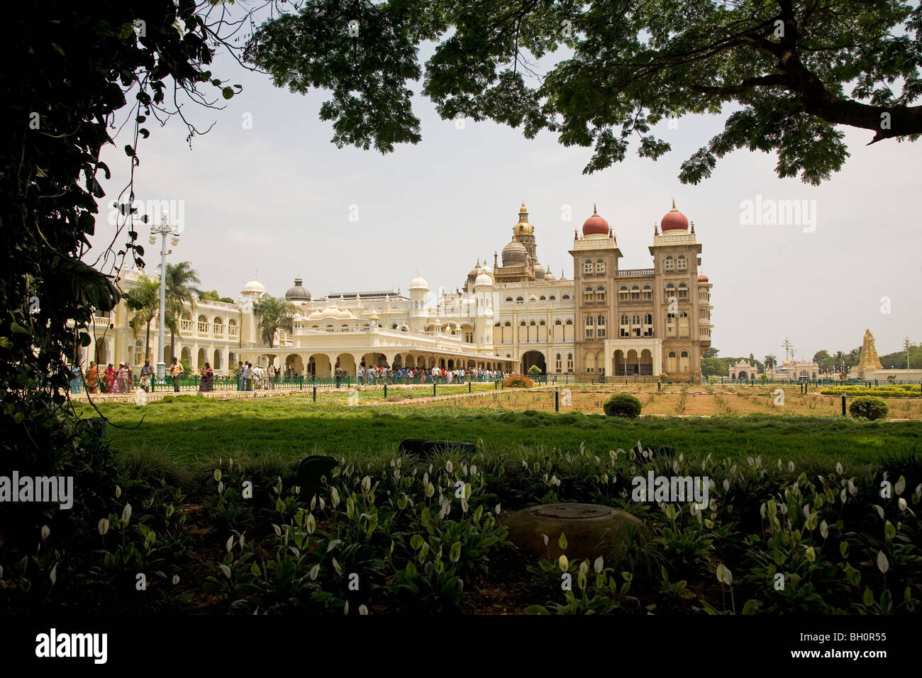 En regardant vers l'Amba Vilas Palace à Mysore, Inde. Banque D'Images