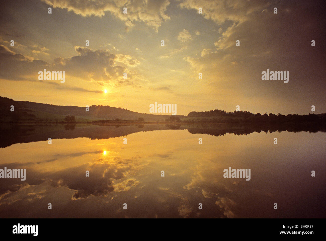 Bei Sonnenuntergang Schalkenmehrener Maar, près de Daun, Eifel, Rhénanie-Palatinat, Allemagne Banque D'Images
