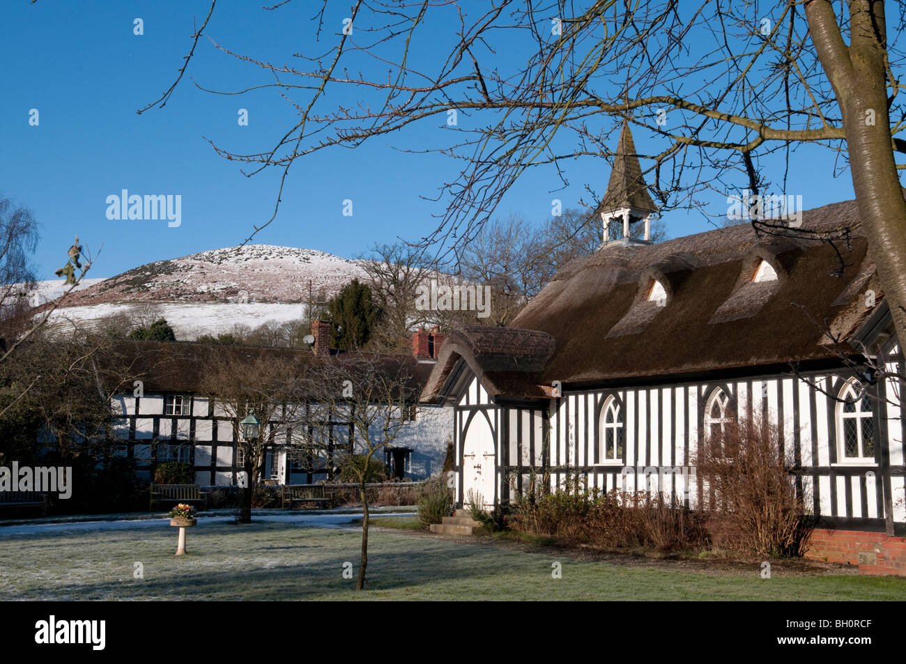 Tous les Saint's Church, peu Stretton, Shropshire, en hiver avec le Longmynd dans l'arrière-plan Banque D'Images