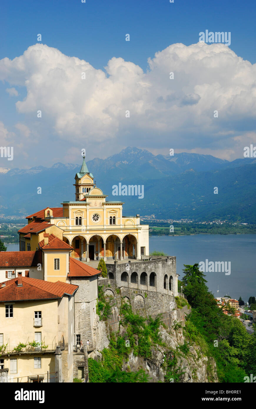 L'église de pèlerinage Santa Maria Assunta, Madonna del Sasso, au-dessus du lac Majeur, avec Monte Garzirola dans l'arrière-plan, Locarno, Banque D'Images