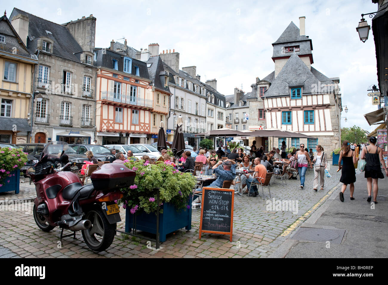 Café de la rue à Quimper, Bretagne, avec la jonction de bâtiments médiévaux dans l'arrière-plan Banque D'Images