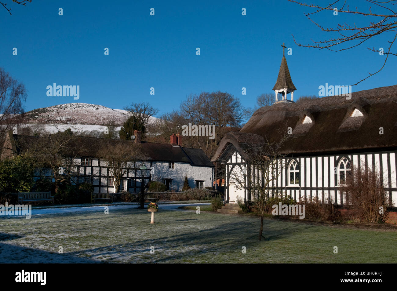 Tous les Saint's Church, peu Stretton, Shropshire, en hiver avec le Longmynd dans l'arrière-plan Banque D'Images