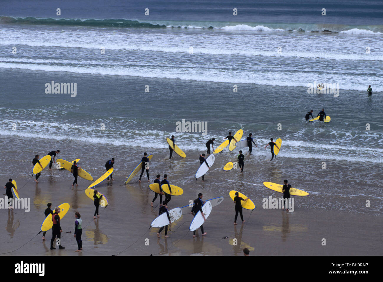 Rendez-vous sur une vague en surf, classe d'Anglesea, Great Ocean Road, Victoria, Australie Banque D'Images