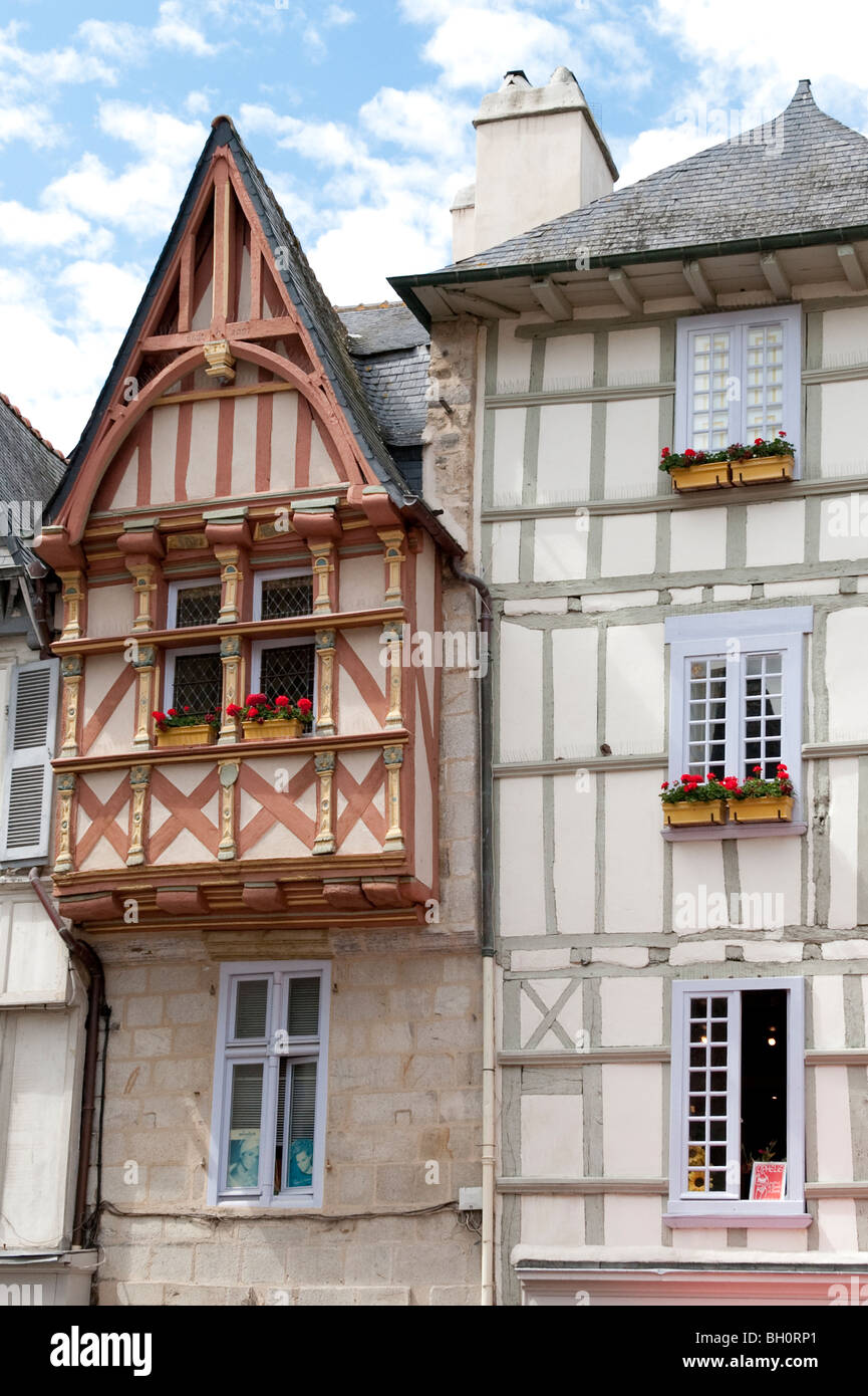 Bâtiments à colombage médiévale avec les jardinières et fleurs à Quimper, Bretagne, France Banque D'Images