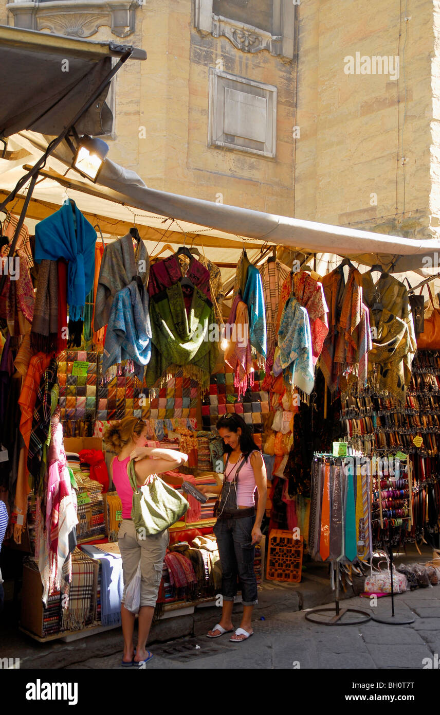 Deux femmes au marché un stand au marché San Lorenzo, Florence, Toscane, Italie, Europe Banque D'Images