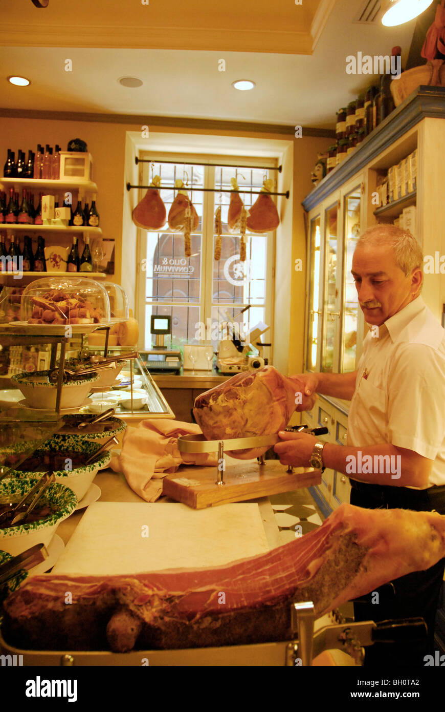 Un homme mûr au prosciutto coupe delikatessen Olio & Convivum, Via S. Spirito, Florence, Toscane, Italie, Europe Banque D'Images