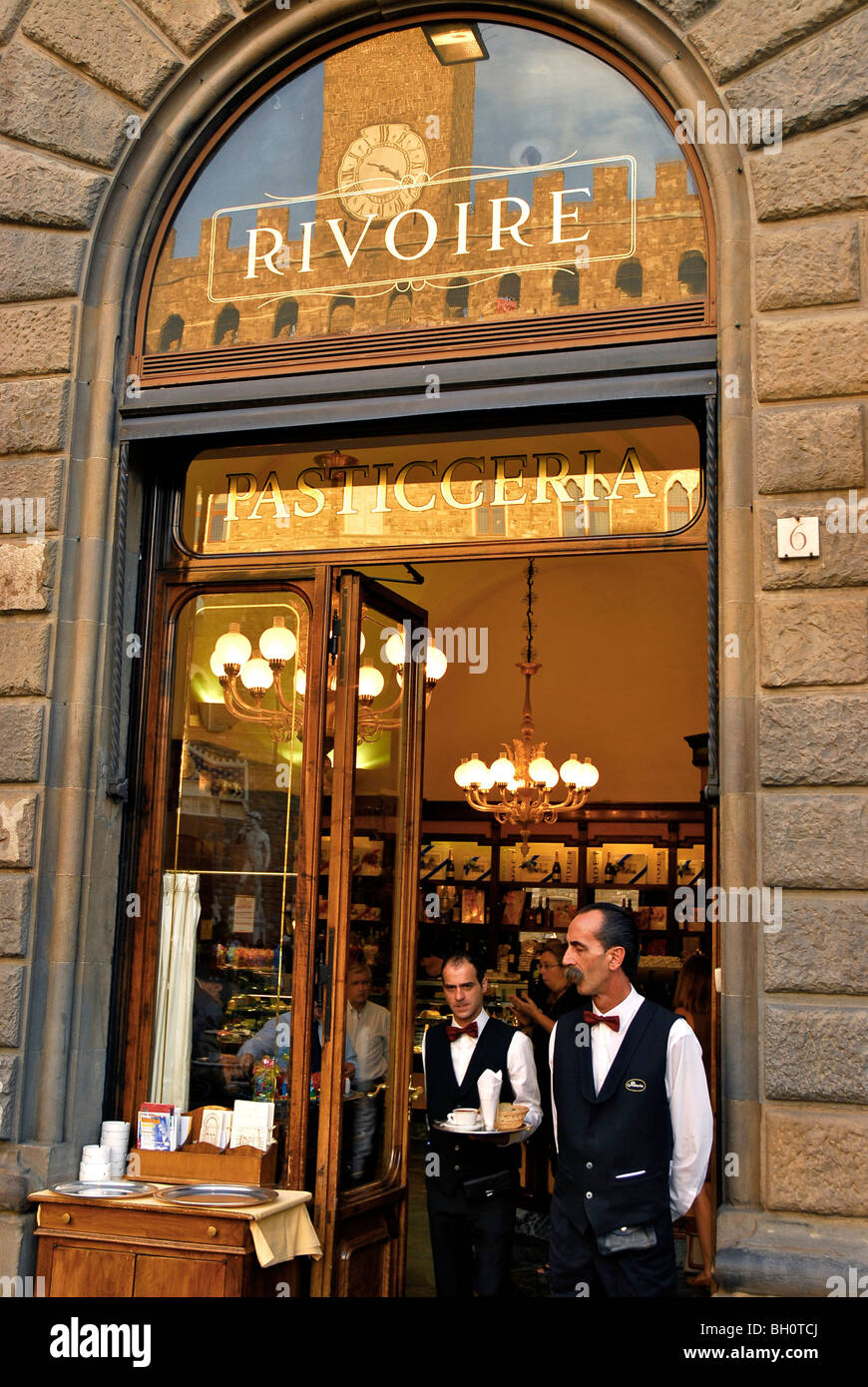 Deux serveurs à l'entrée du café Rivoire, Piazza della Signoria, Florence, Toscane, Italie, Europe Banque D'Images