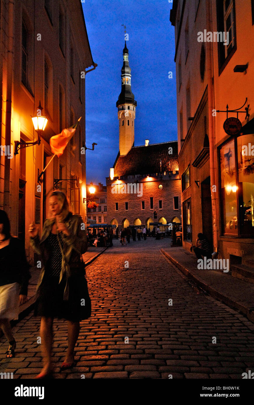 Raekoja Plats, place de l'hôtel de ville en fin de soirée en été, juste avant minuit, Tallinn, Estonie Banque D'Images