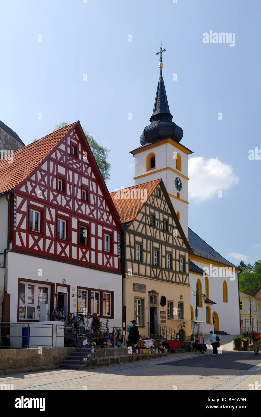 Maisons à colombages et l'église, Pottenstein, Haute-Franconie, Bavière, Allemagne Banque D'Images