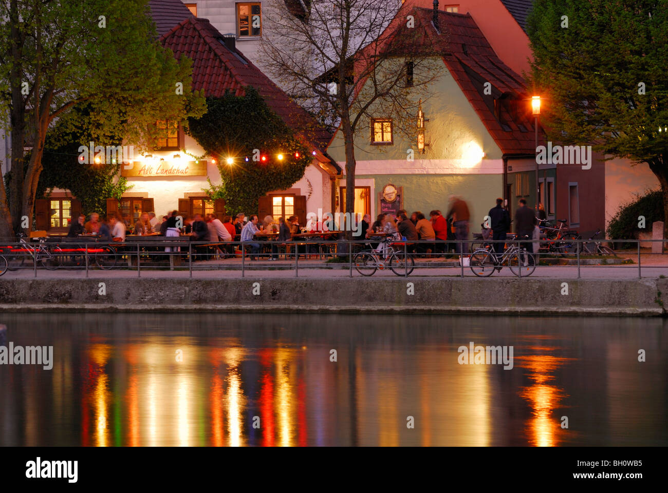 Vue sur la rivière Isar pour un beergarden, Landshut, Basse-Bavière, Bavière, Allemagne Banque D'Images