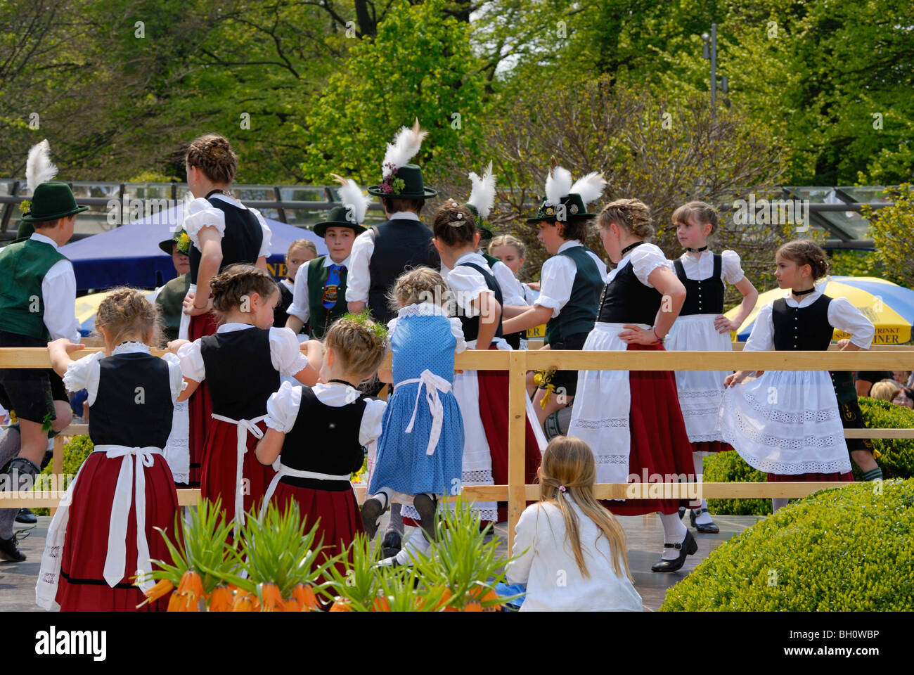 Filles et garçons en costumes bavarois danser, Bad Aibling, Upper Bavaria, Bavaria, Germany Banque D'Images