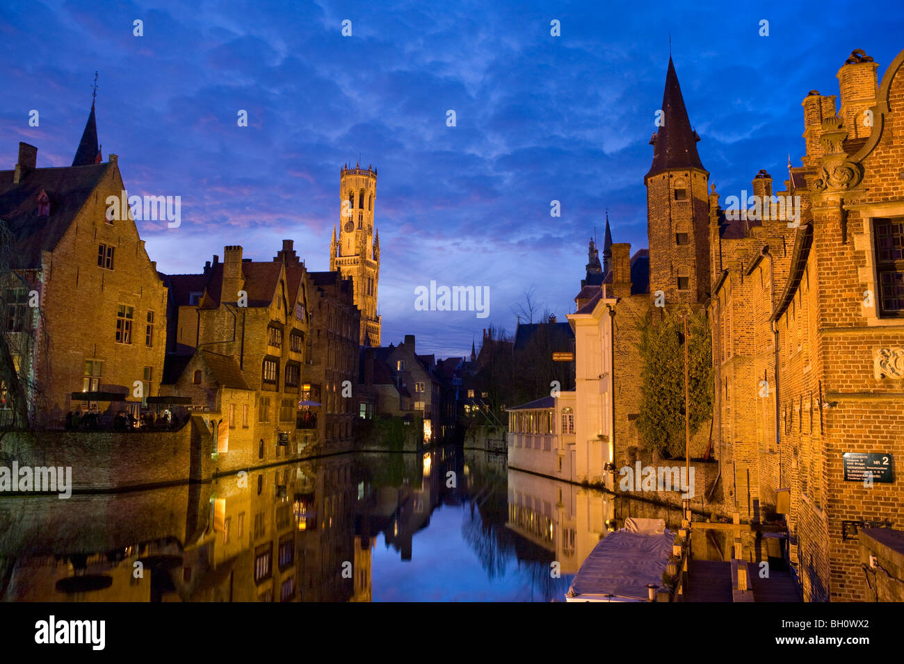 Huidenvettersplein et réflexion dans le canal, Bruges, Belgique Banque D'Images