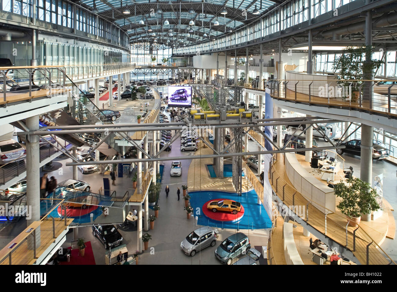 Vue de l'intérieur de la Mercedes Welt, showroom de Mercedes Benz, Salzufer, Berlin, Germany, Europe Banque D'Images